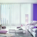 modernes Wohnzimmer mit Lamellenvorhang